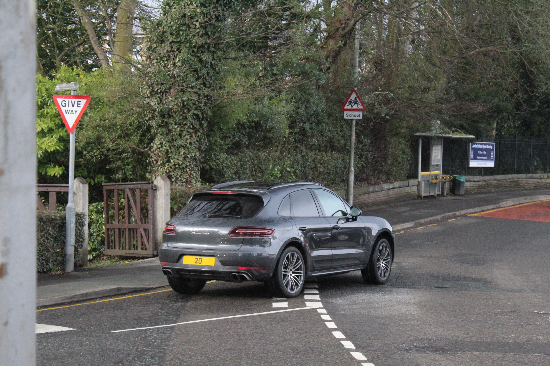 2 O spotted on Porsche Macan