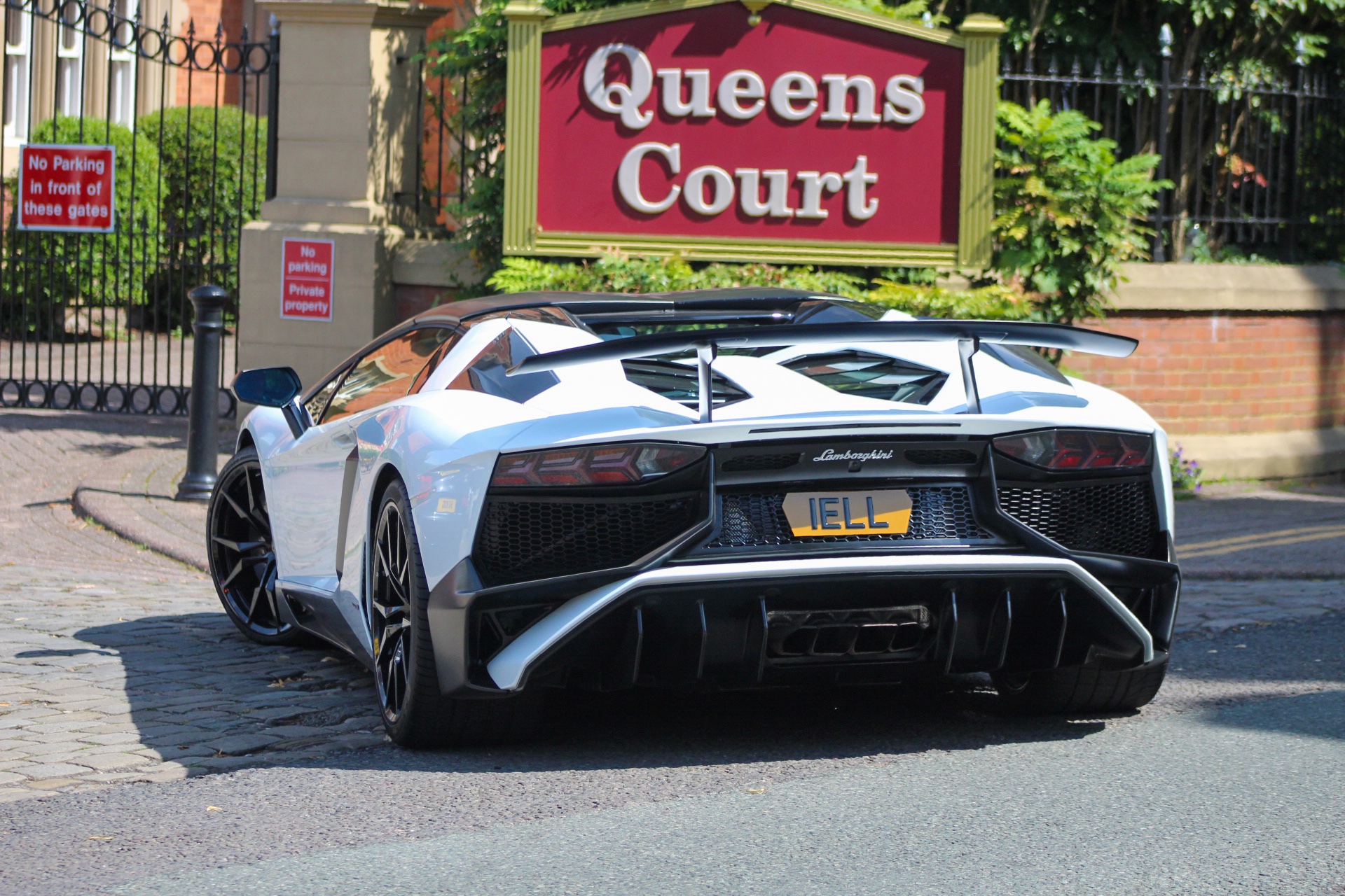 1 ELL spotted on Lamborghini Aventador