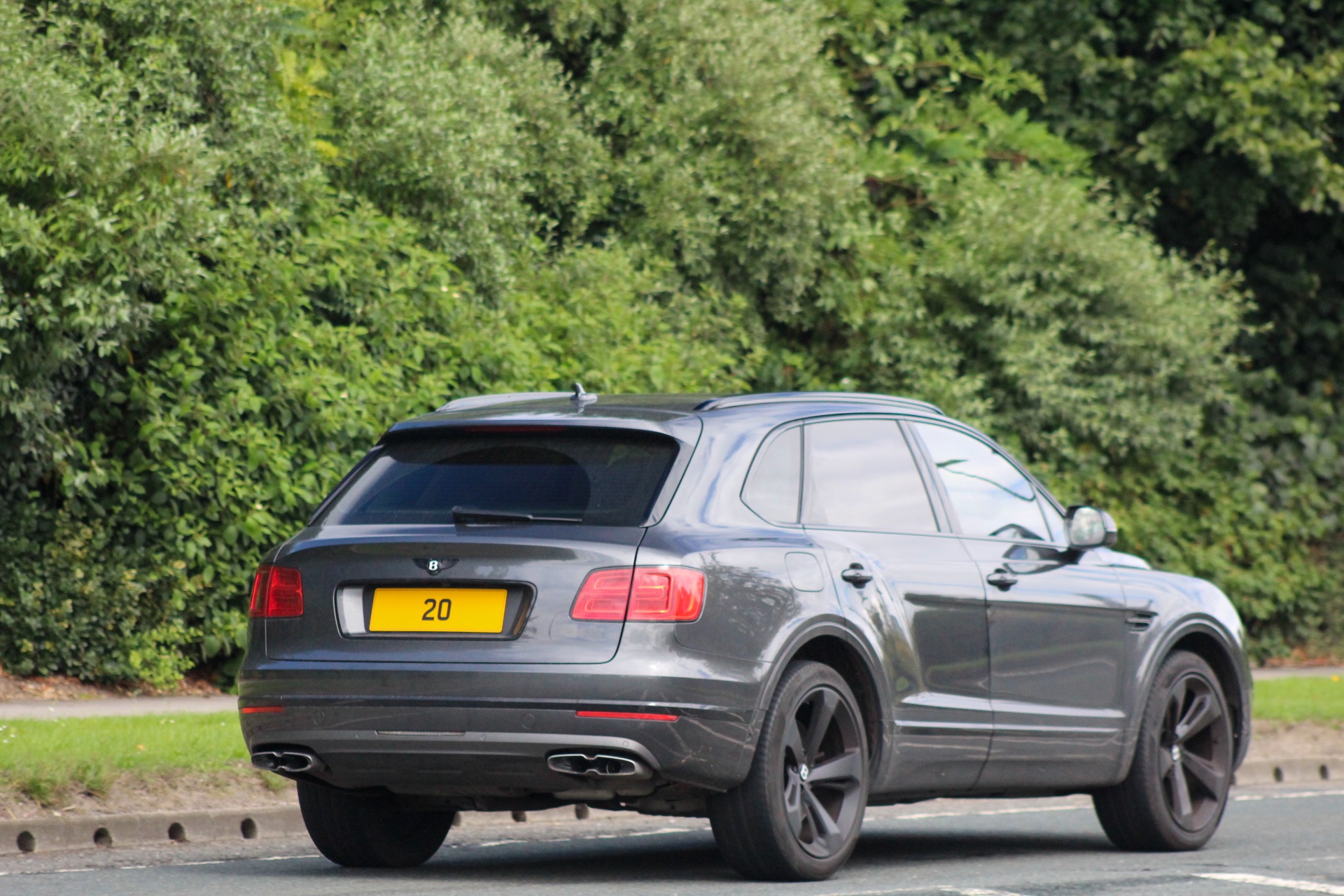 2 O spotted on Bentley Bentayga