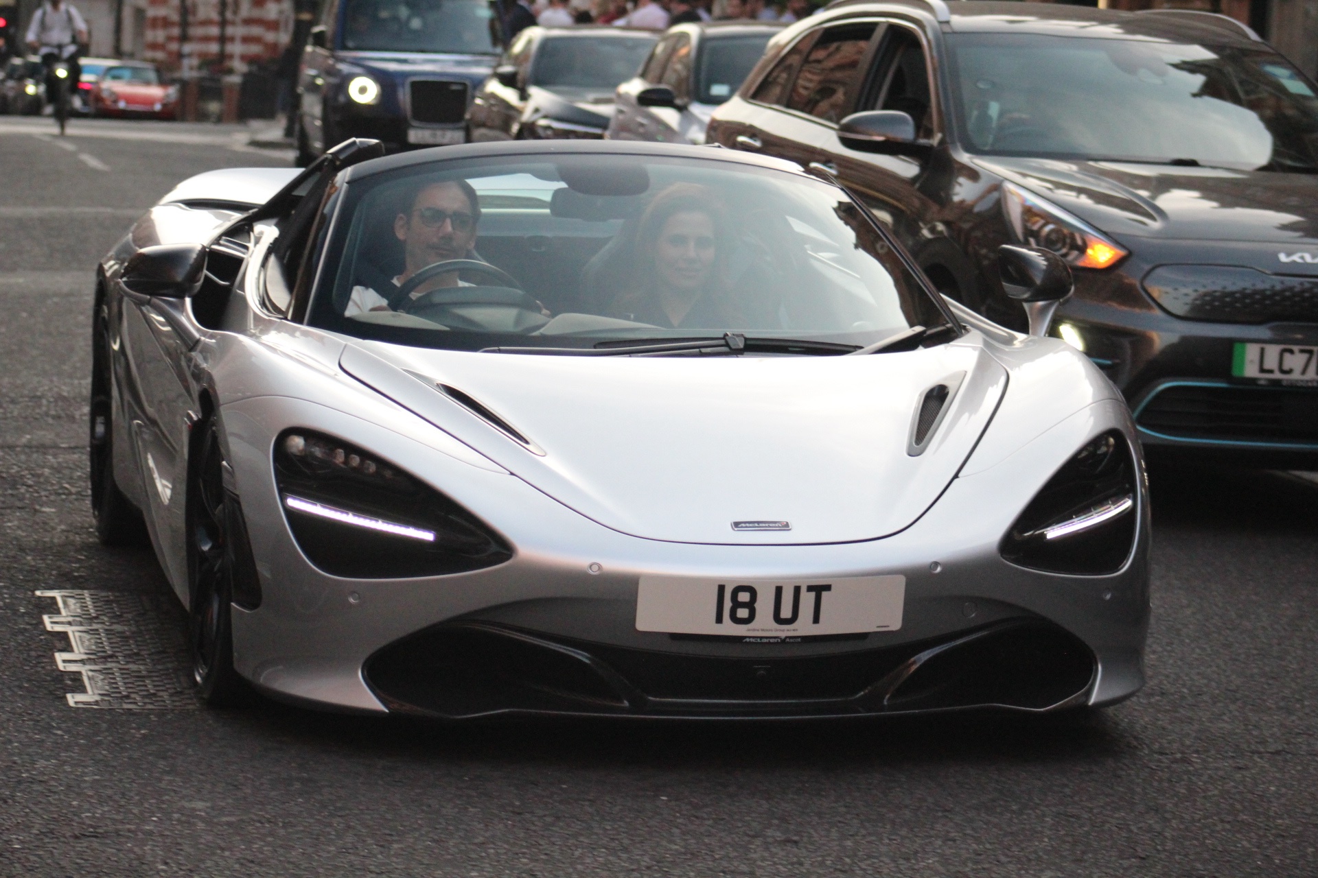 18 UT spotted on McLaren 720S