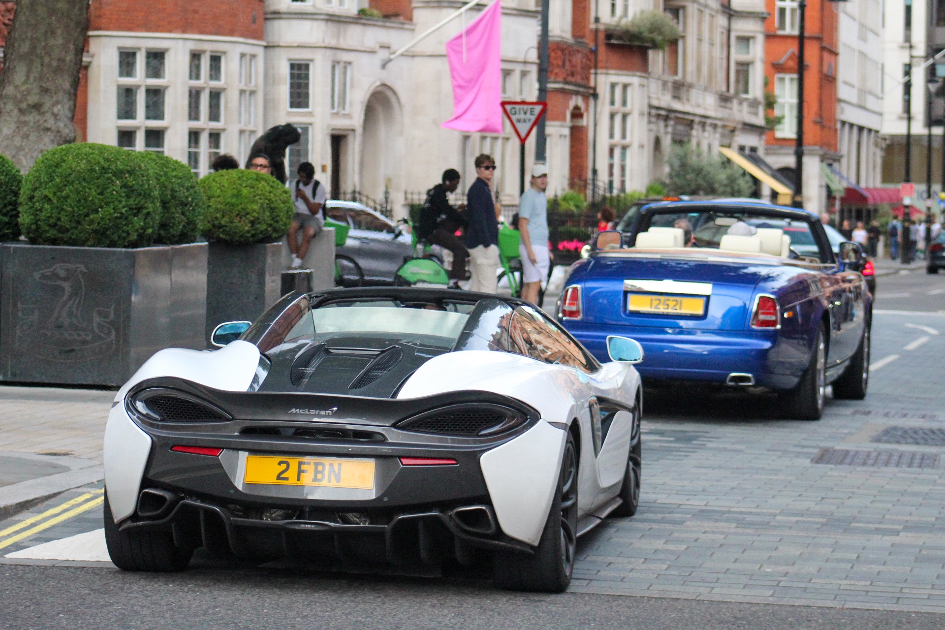 2 FBN spotted on McLaren 570S