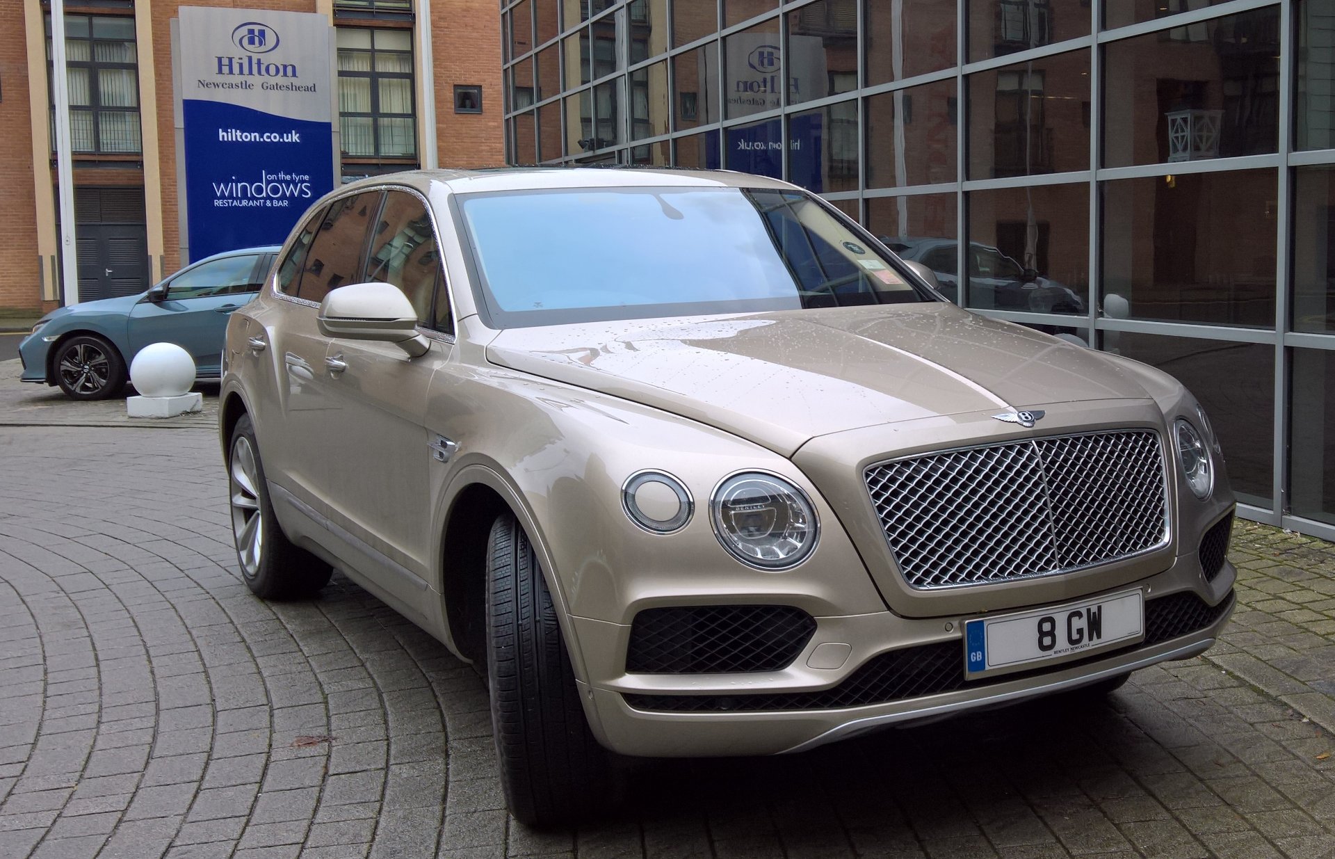 8 GW spotted on Bentley Bentayga