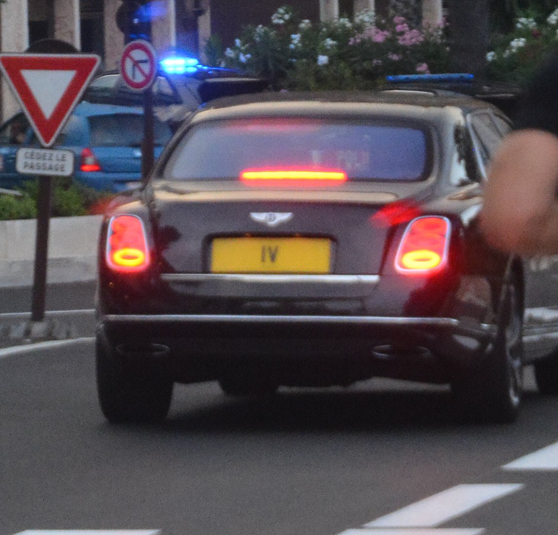 1 V spotted on Bentley Mulsanne