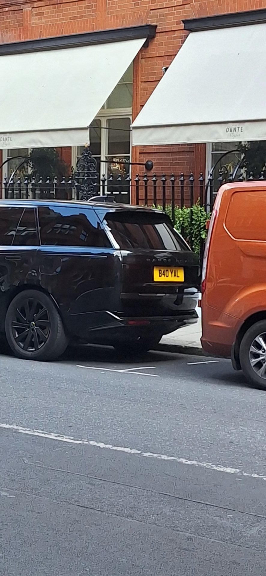 B40 YAL spotted on Land Rover Range Rover