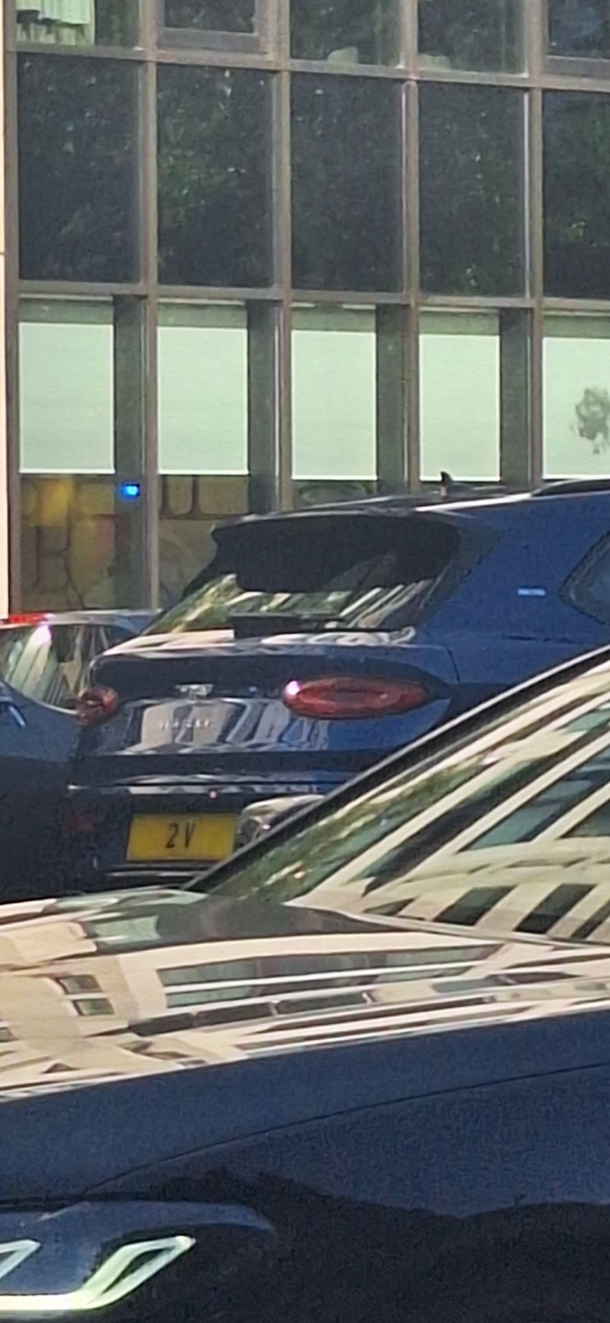 2 V spotted on Bentley Bentayga