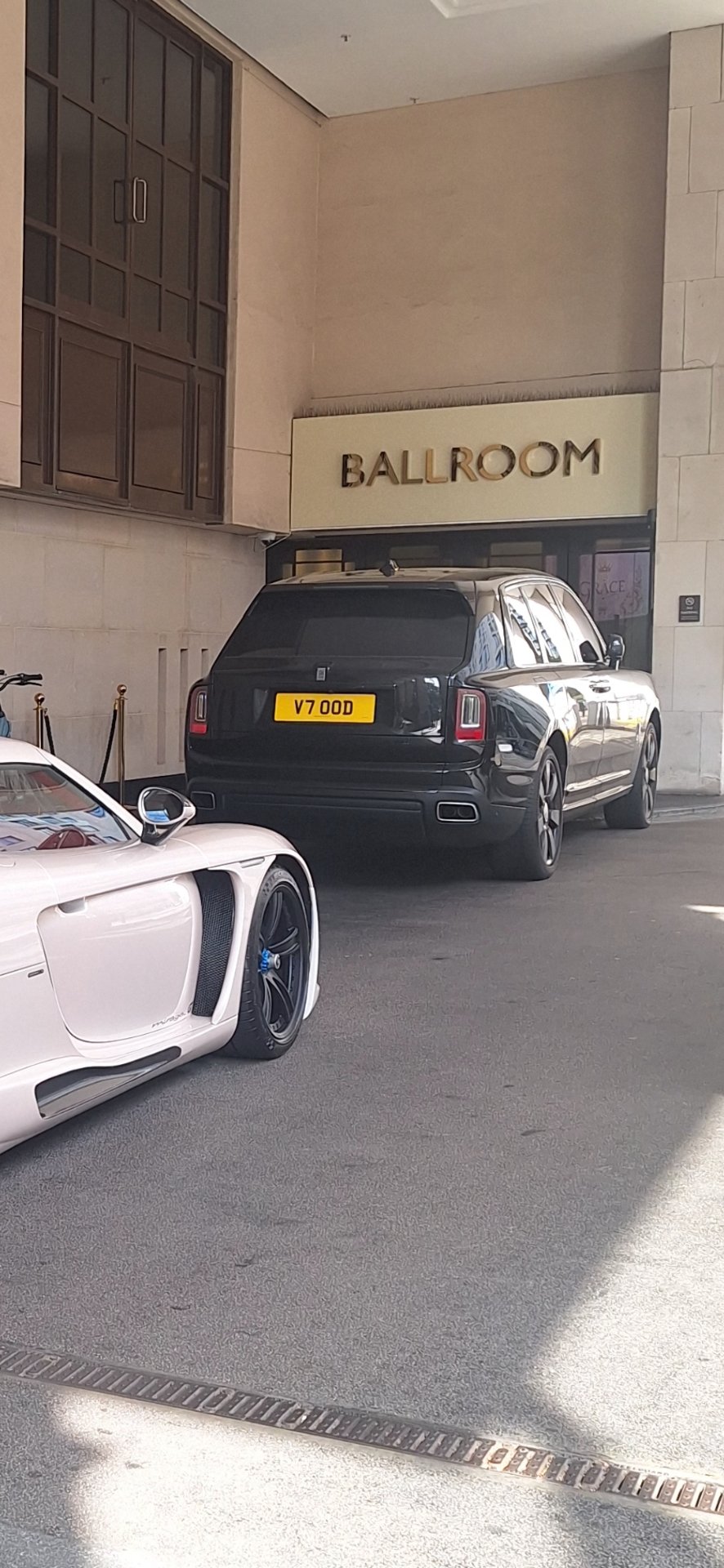 V7 OOD private number plate on a Rolls-Royce Cullinan, spotted in London