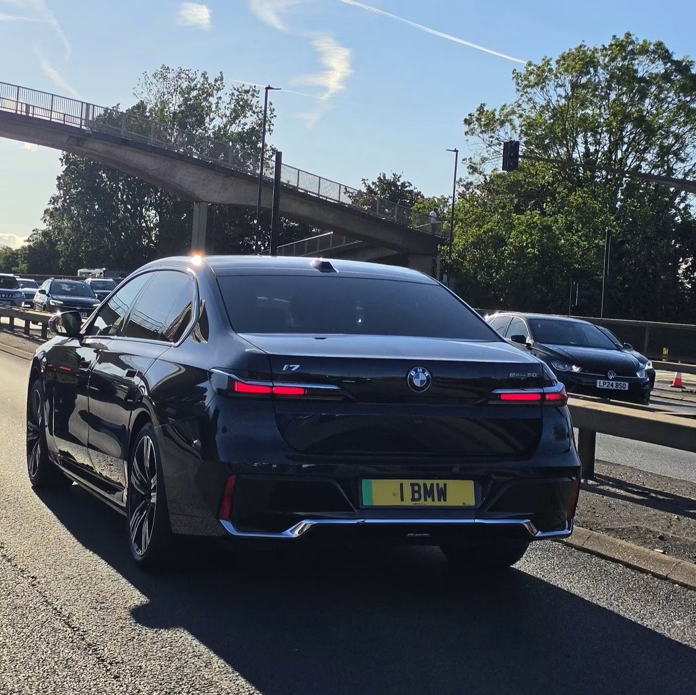 1 BMW spotted on BMW i7