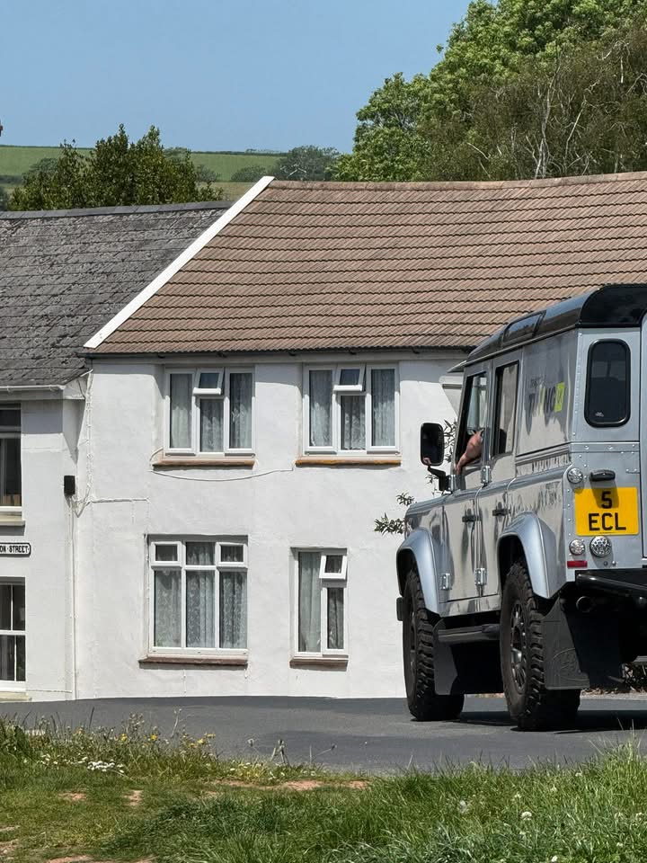 5 ECL spotted on Land Rover Defender
