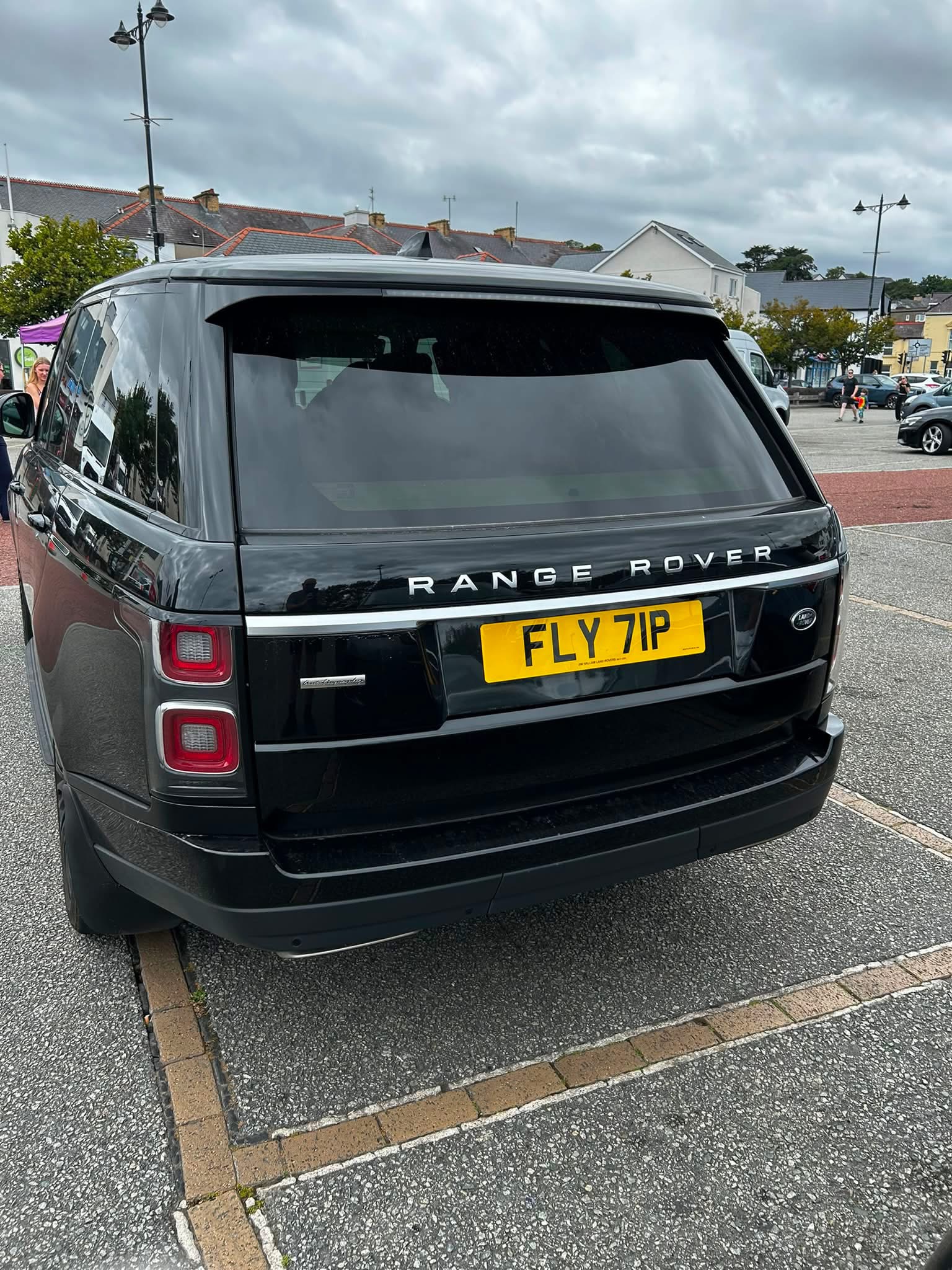FLY 71P spotted on Land Rover Range Rover