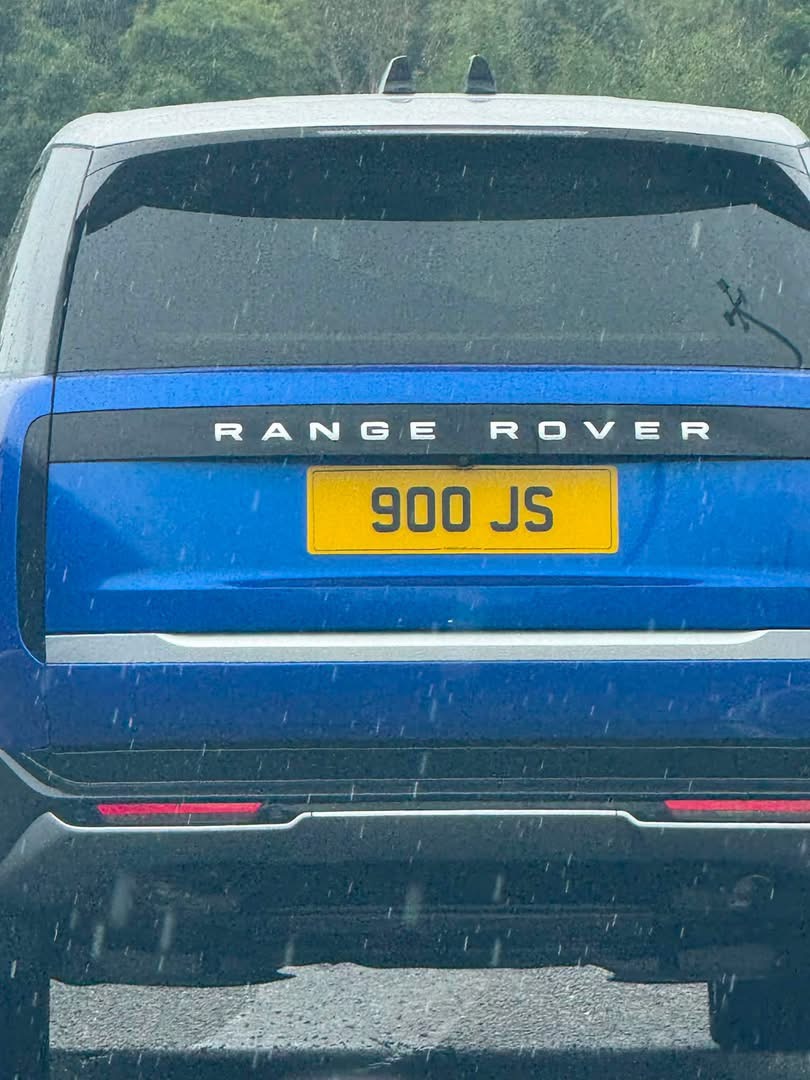 900 JS spotted on Land Rover Range Rover