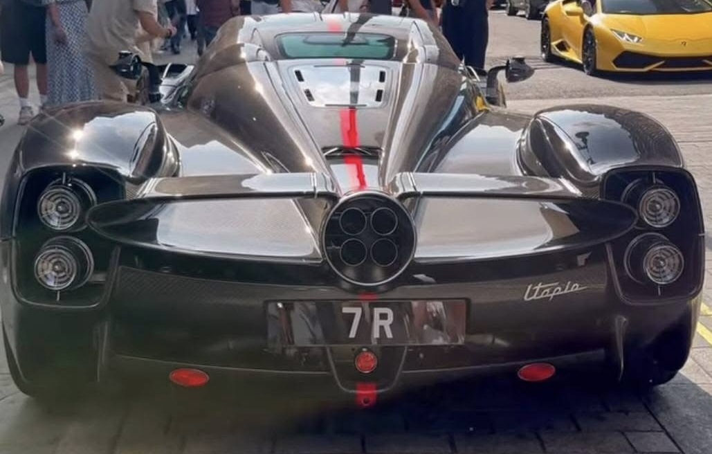 7 R spotted on Pagani Utopia