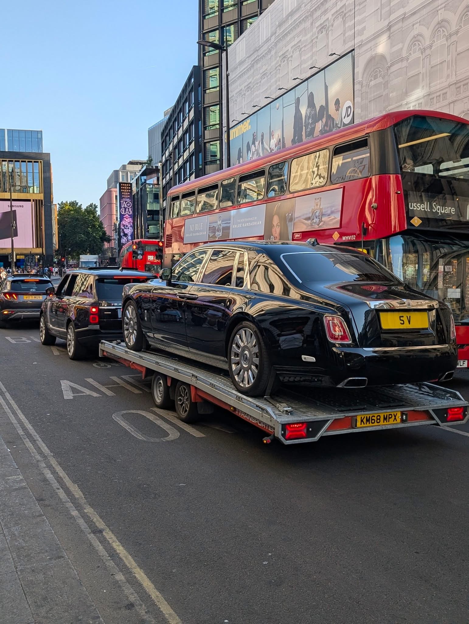 5 V spotted on Rolls-Royce Phantom
