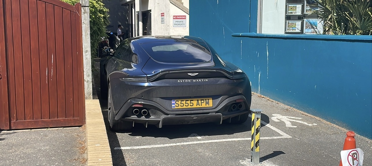 S555 APM private number plate on a Aston Martin V8 Vantage, spotted in Sandbanks