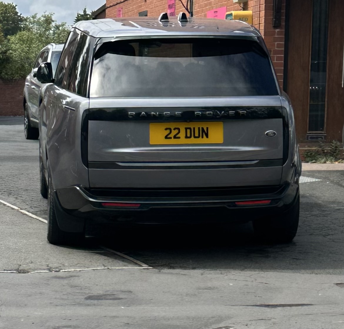 22 DUN spotted on Land Rover Range Rover