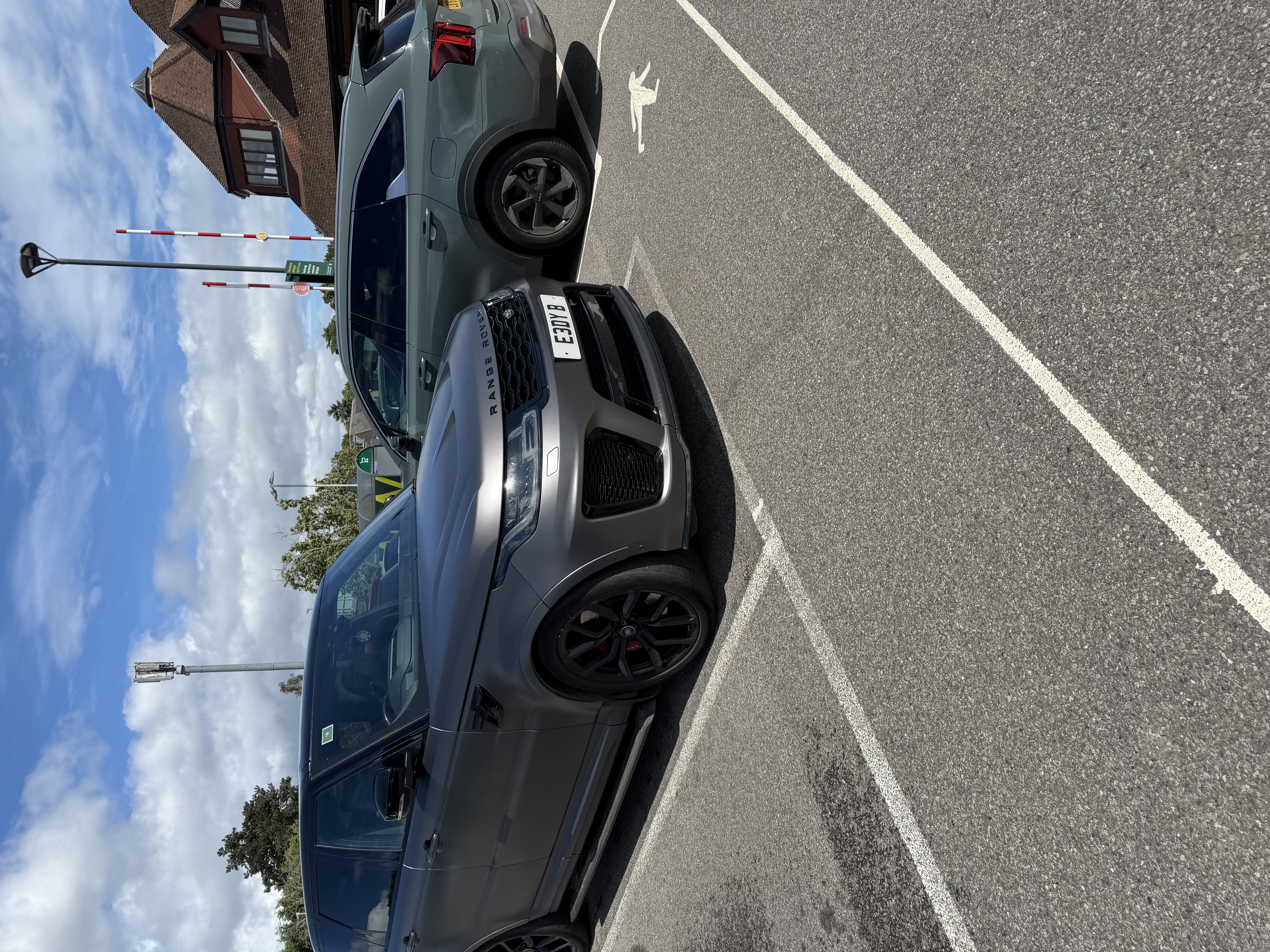 E3 DYB spotted on Land Rover Range Rover Sport
