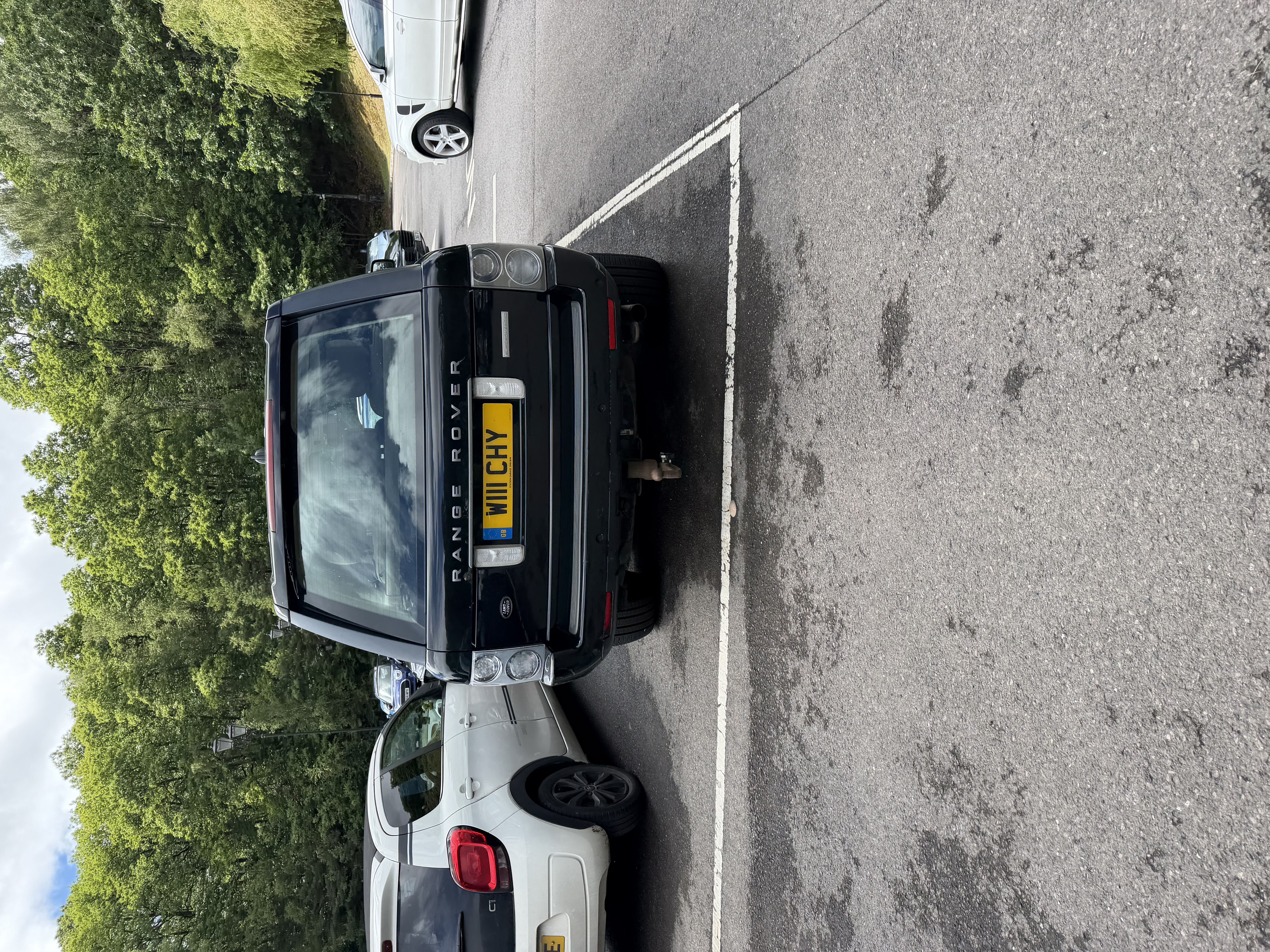 W111 CHY spotted on Land Rover Range Rover