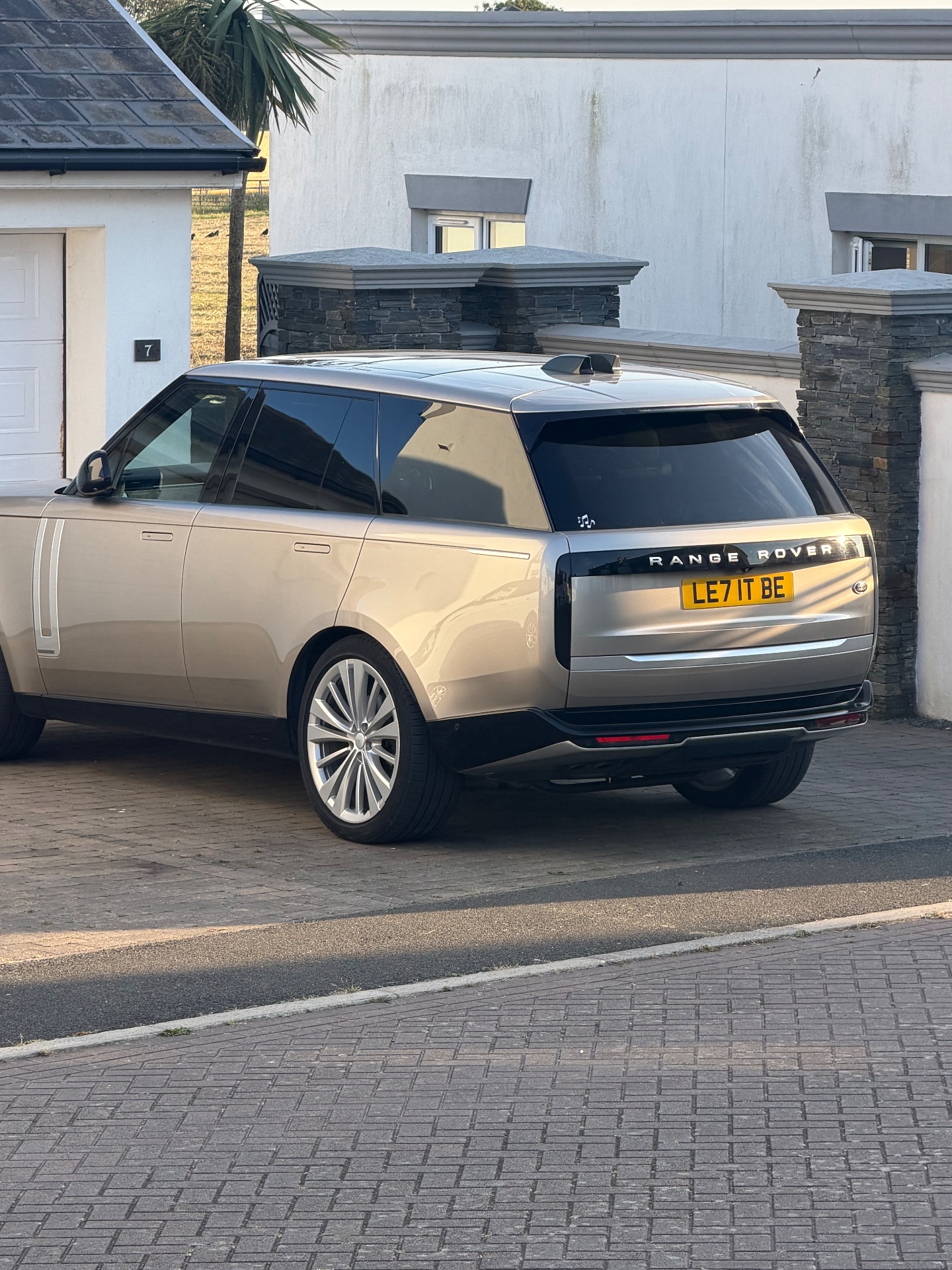 LE71 TBE spotted on Land Rover Range Rover