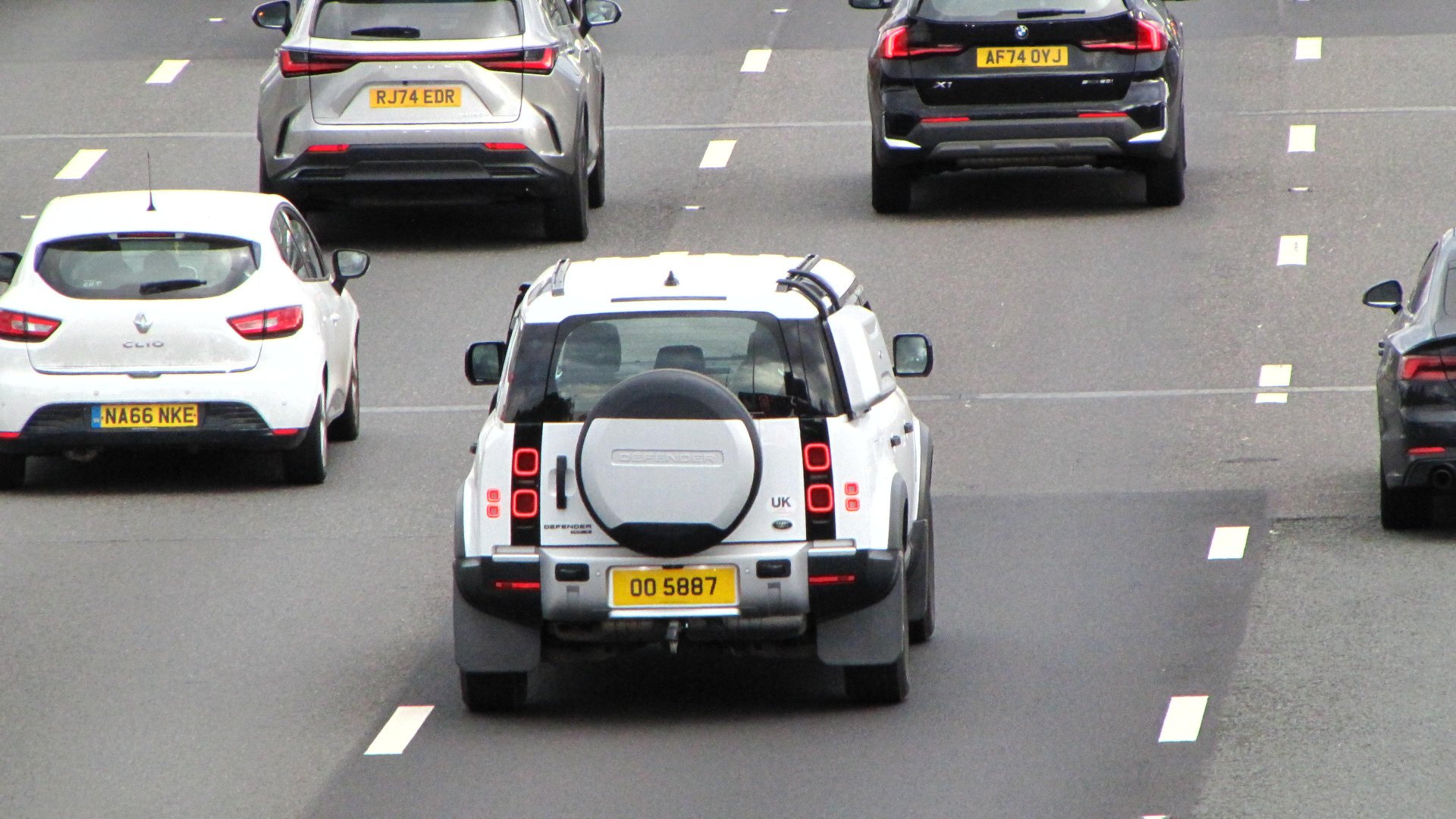 OO 5887 private number plate on a Land Rover Defender, spotted in Slough