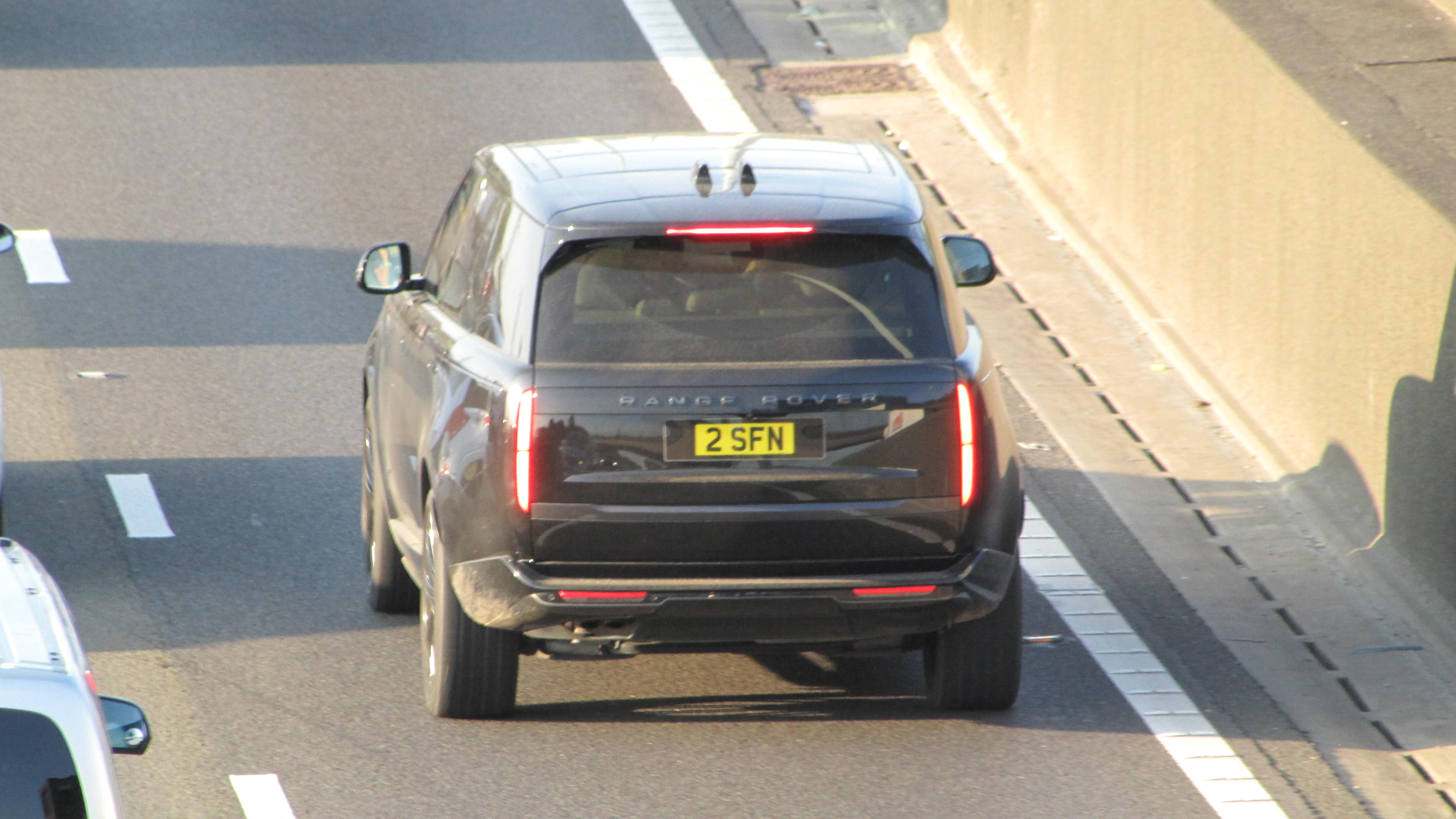 2 SFN spotted on Land Rover
