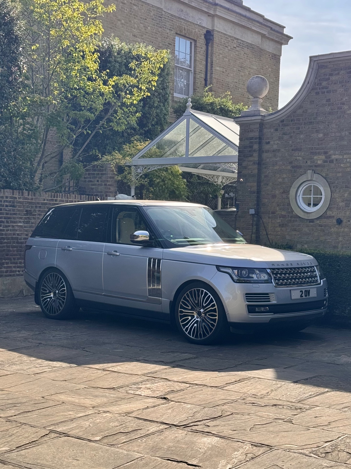 2 OV spotted on Land Rover Range Rover