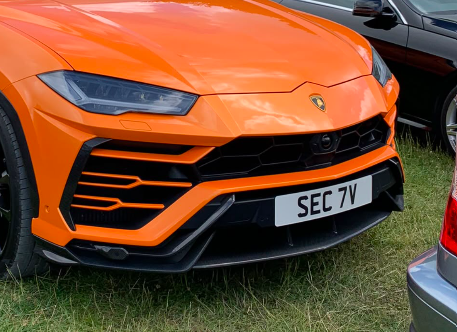 SEC 7V private number plate on a Lamborghini Urus